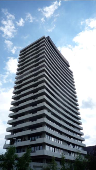 Das Hochhaus des Universum Centers vor blauem Himmel